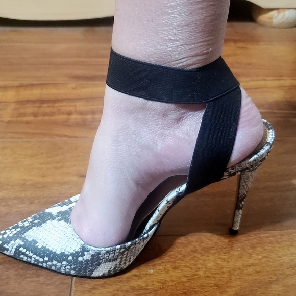 Steve Madden snake skin heels w/ black ankle strap - Picture 3 of 6